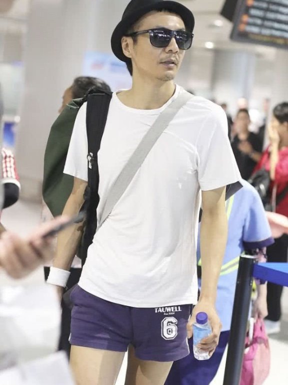 朴树机场头戴黑色圆礼帽,下搭运动短裤和球袜似活力少年