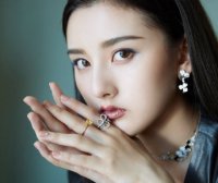 换眼线涂口红都能成热议话题?宋祖儿的热搜体质没谁了