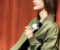 王子文最新衣品来袭，军绿色外套穿出了霸气感