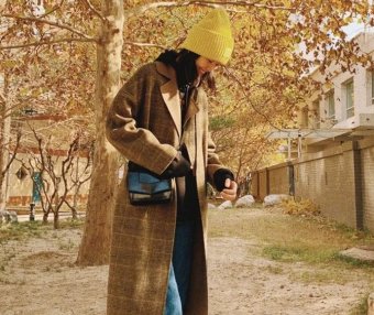 明星街拍:让针织帽帮你展现摩登少女时尚感