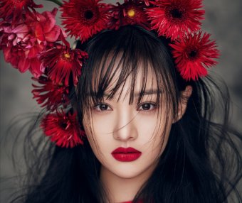 郑爽最新时尚大片化成熟彩妆妩媚十足,仙女秒变冷艳美人