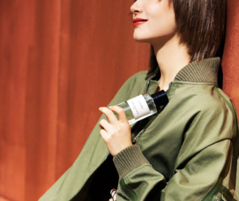 王子文最新衣品来袭，军绿色外套穿出了霸气感