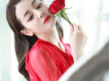 女生绝美的红唇妆太诱人，热巴娜扎三吉彩花各有各的美