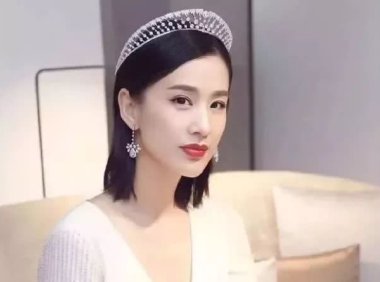 丸子头、梨花头内扣、大波浪卷,你喜欢哪种发型?