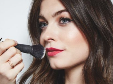 老阿姨们要想利用化妆年轻5岁,这几处别出错