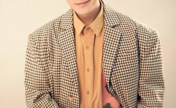 陈立农和朱一龙同穿棕色格纹西装,一个少年一个绅士