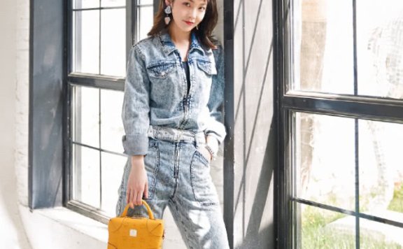张佳宁穿牛仔百褶裙配短靴,满屏的高级美