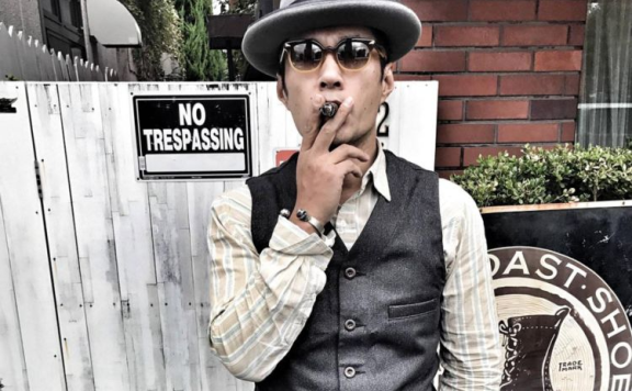 他曾是千万年薪高管,因答应胡歌去拍戏救场成就了经典