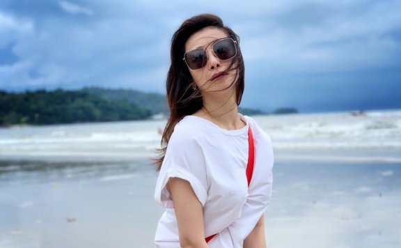 陈意涵穿白T配红裙,44岁仍然迷人