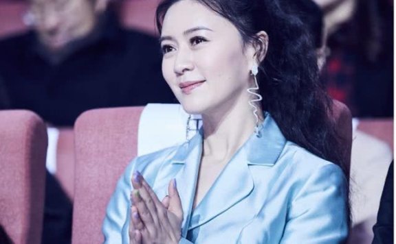 田海蓉穿蓝色西装套裙出席活动,穿搭时尚又优雅