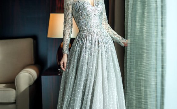 殷桃蓝白羊绒羔短袖青春可爱,搭配粉色大发卡十分少女