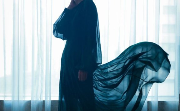 马伊琍短发搭配黑色蕾丝连衣裙,减龄时髦