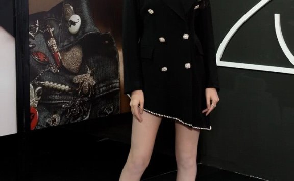 傅菁穿白色衬衣吊带裙配中筒袜，双腿细成了竹竿