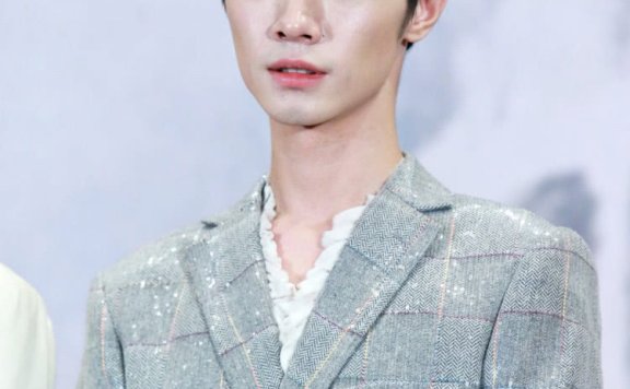 《陈情令》泰国发布会肖战王一博同穿白衬衫,男团上演西装诱惑