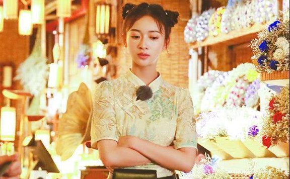 旗袍学吴谨言、热巴这样穿,时髦高级还显腿长