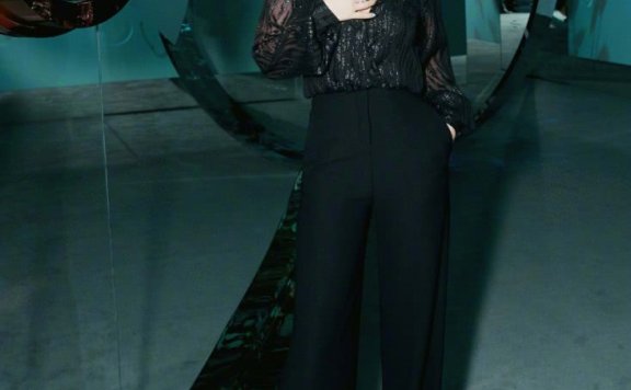 霍思燕穿透视衬衫戴高级珠宝，闪光灯下酷成焦点