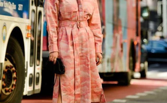 纽约时装周场外街拍，这个季节小而精致的包包才是王道