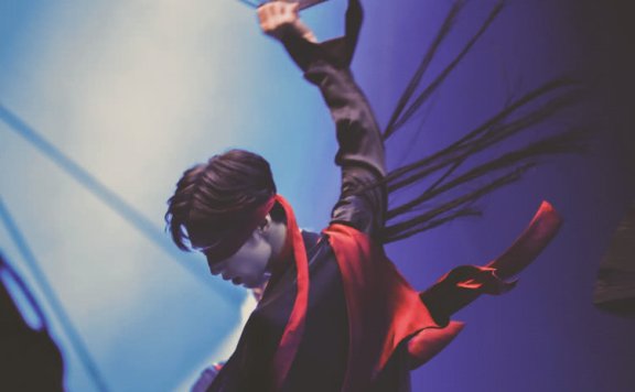 宋继扬独舞，再现“晓星尘”经典蒙眼造型，穿红黑衬衫仙气十足