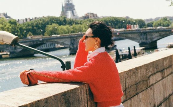 周迅巴黎时尚街拍:肆意洒脱的造型呈满复古情怀