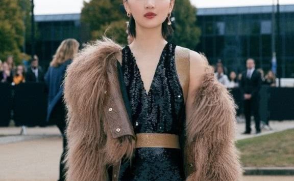 周冬雨惊艳伦敦时装周,小个子穿出了1米八的气场