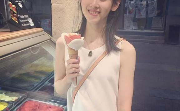 章泽天入读剑桥大学依旧清纯,晒出冰淇淋合影照,气质如初