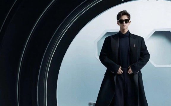 李现一天解锁两组大片,英伦风科技风随意切换