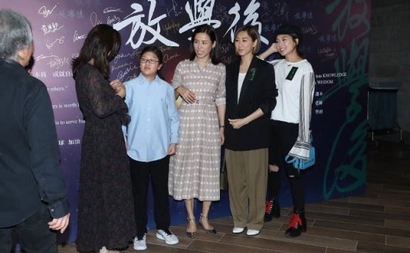 陈慧珊和宣萱同框，皮肤紧致不输当年