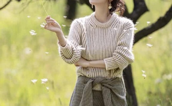 章子怡婚后拍《ELLE》时尚杂志,毛衣配格纹短裙笑的真美