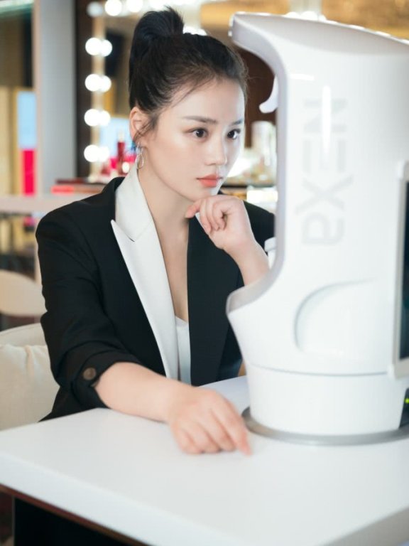 马思纯穿黑色西装配小脚裤,霸气似女王