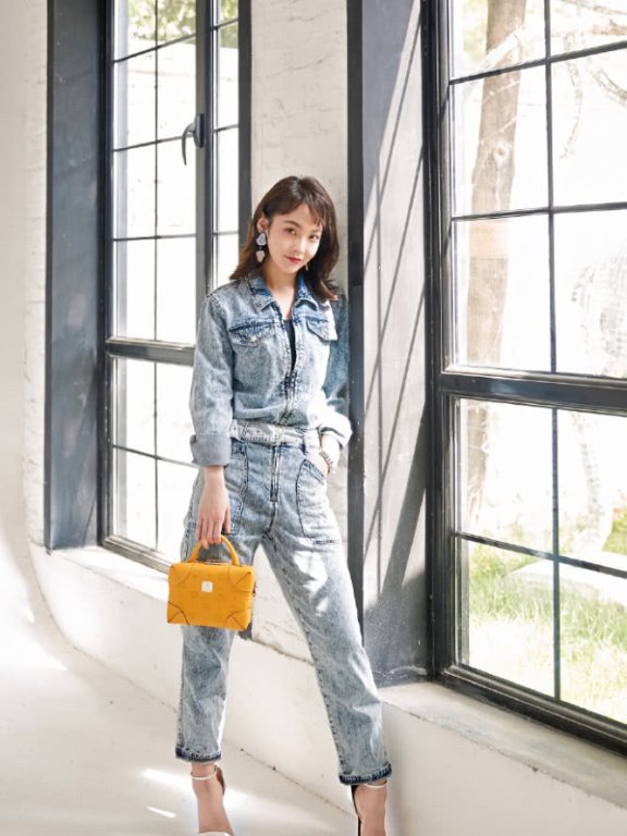 张佳宁穿牛仔百褶裙配短靴,满屏的高级美