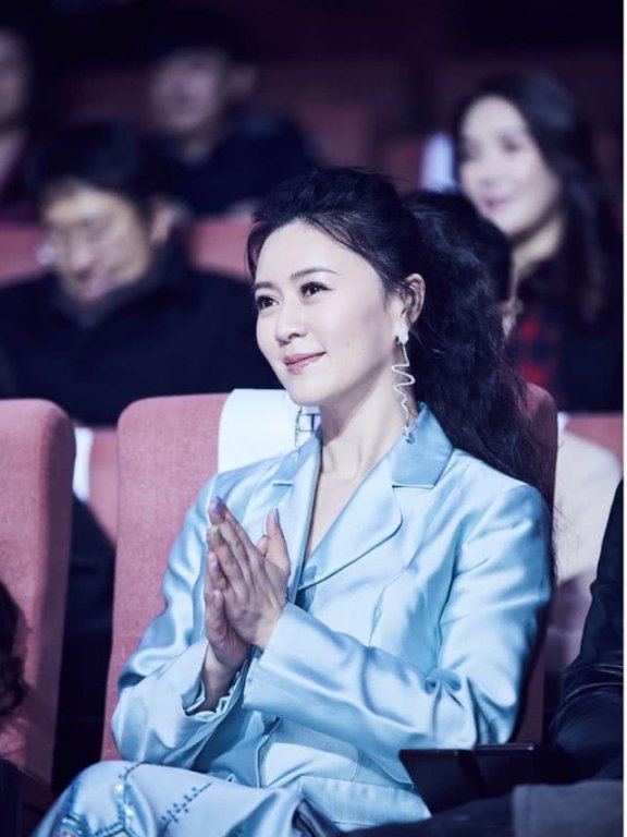 田海蓉穿蓝色西装套裙出席活动,穿搭时尚又优雅