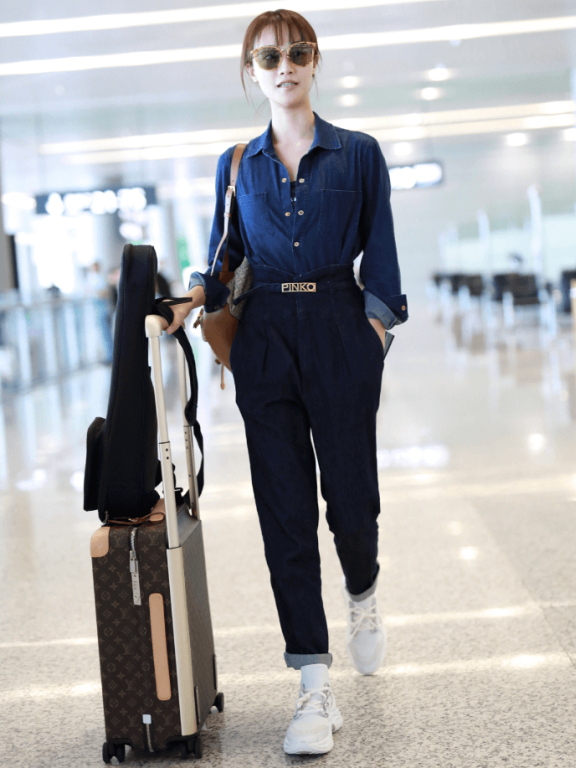 蓝盈莹机场街拍裤子和束腰拼接来穿，意外显腿长5cm