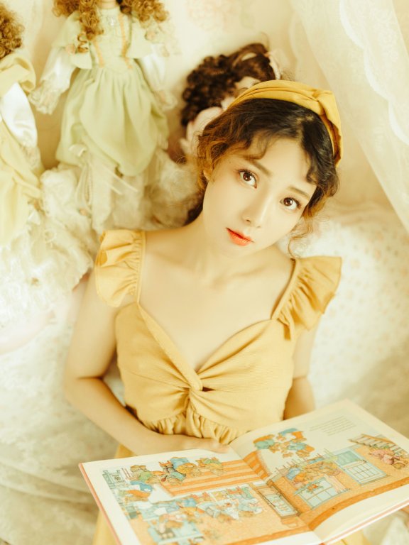 淡黄连衣裙清新美女深v唯美风格写真图片