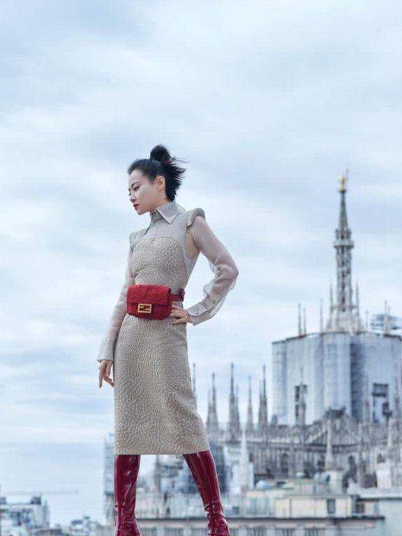 谭卓拍大片造型高级，超高丸子头、红色腰包配红色长靴好惊艳！