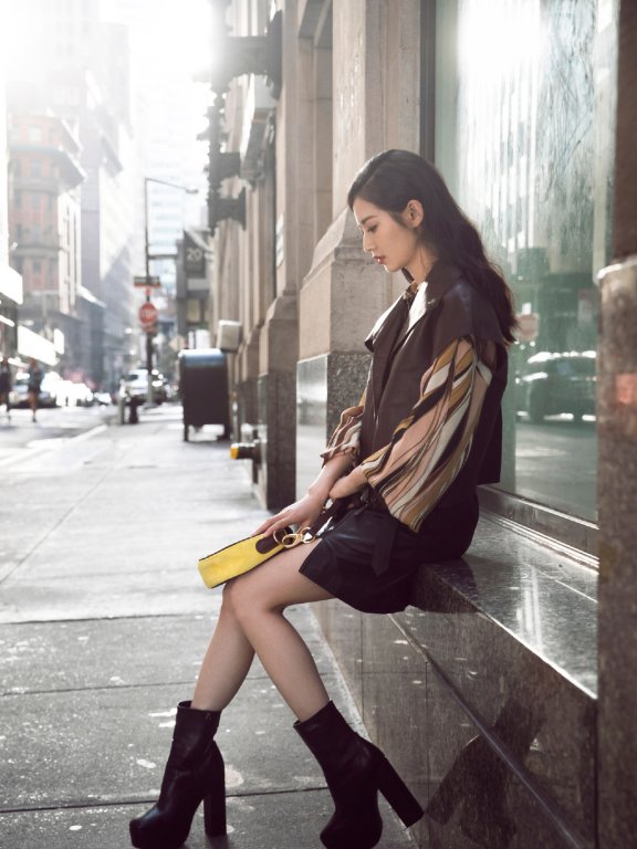 陈钰琪时尚杂志酷黑风格街拍照片