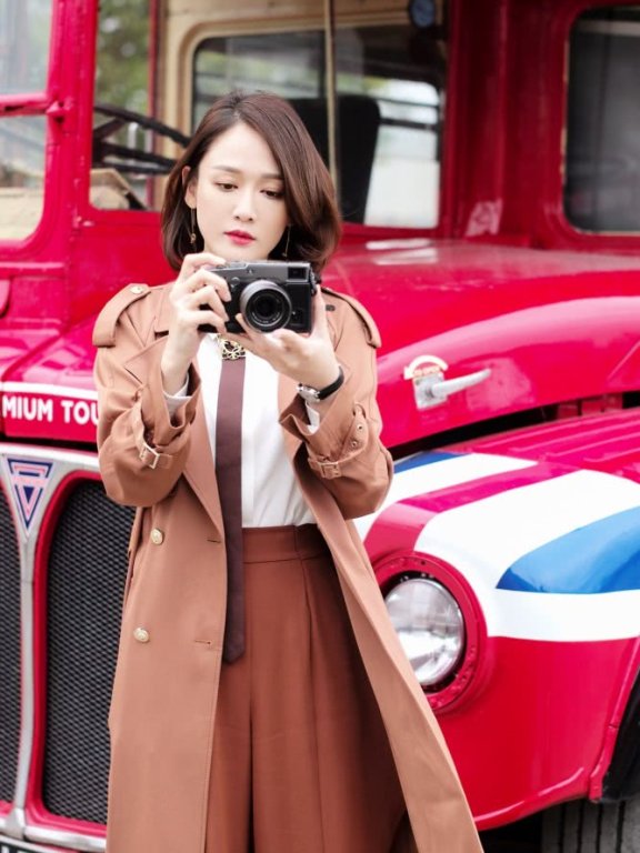 40岁陈乔恩晒街拍美照,衬衫搭风衣,知性优美