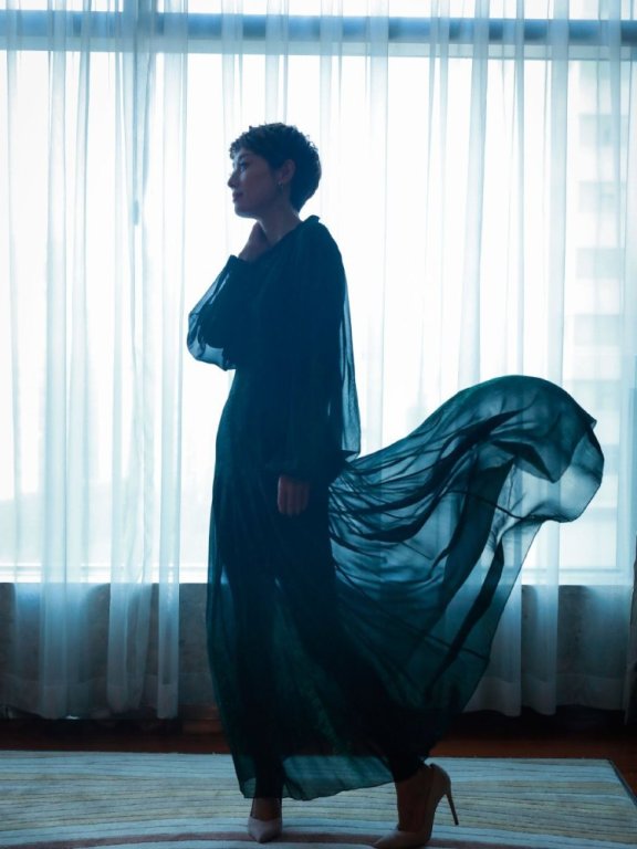 马伊琍短发搭配黑色蕾丝连衣裙,减龄时髦