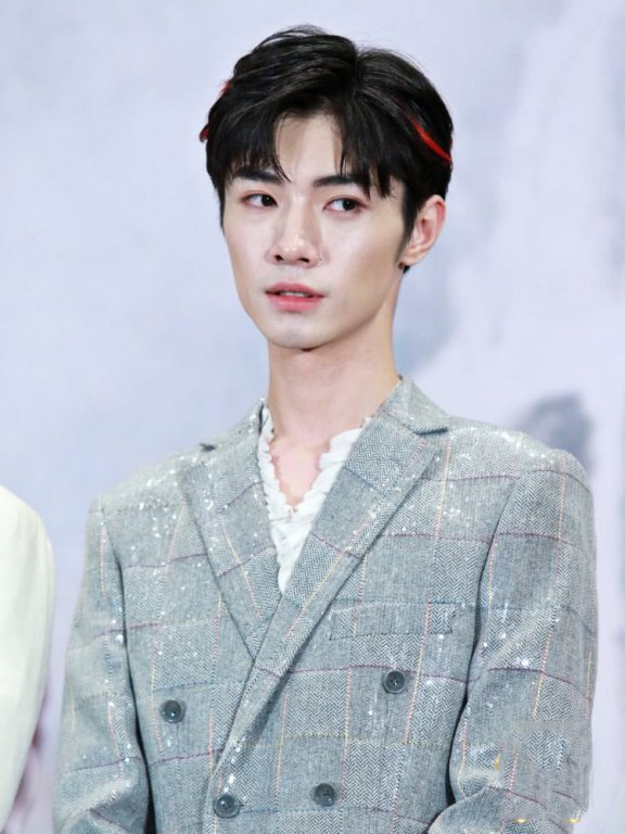 《陈情令》泰国发布会肖战王一博同穿白衬衫,男团上演西装诱惑