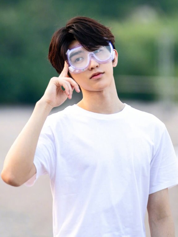 蔡徐坤穿白T恤牛仔裤，帅回美少年！