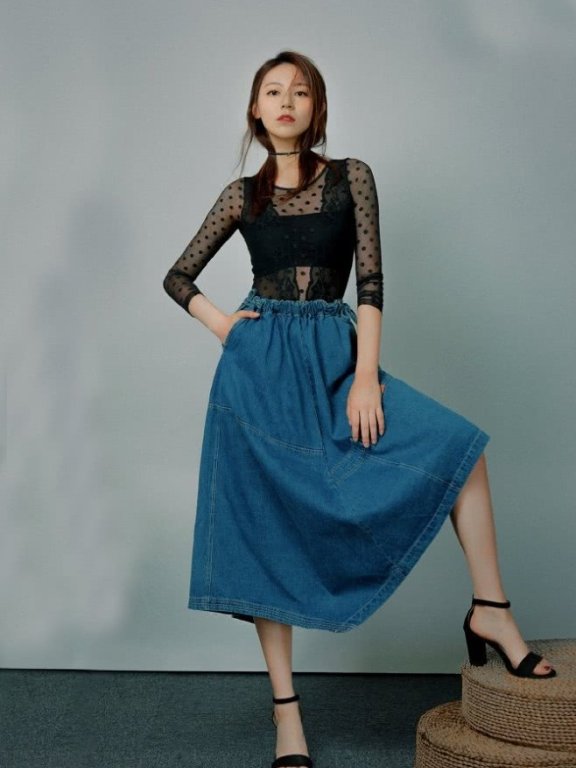 黄梦莹穿透视衫搭配牛仔裙，美得太高级