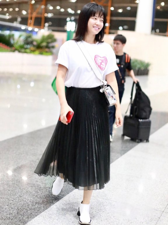 谭卓穿薄纱百褶裙,少女风造型hold住了吗?