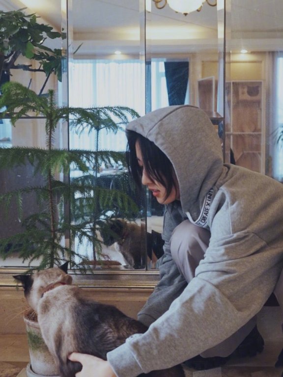 张子枫私下俏皮生活私服照片