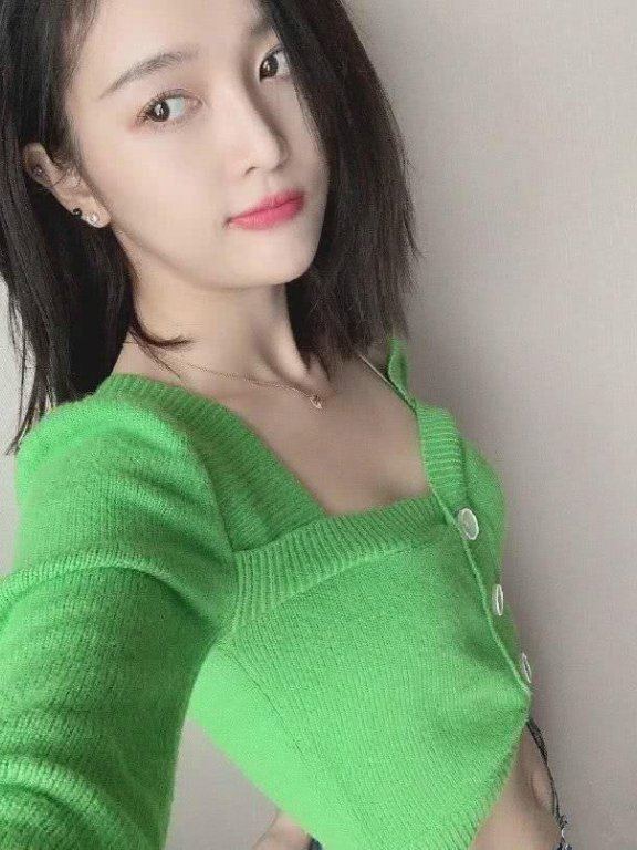 有马甲线的吴宣仪开始频繁展示她的小蛮腰，终于回归少女感了