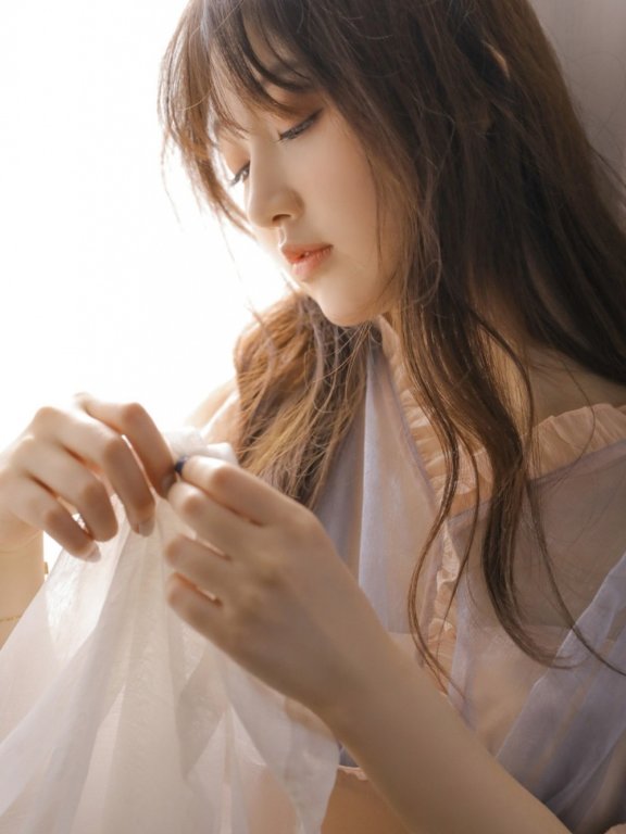 午夜福利姬穿蕾丝长裙有性感美腿的美女私房照片写真