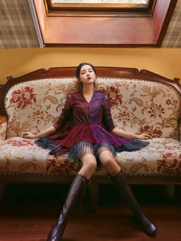 陈都灵不仅长的好看,穿衣也不简单!穿“反差”裙好冷艳,配长靴更显腿长