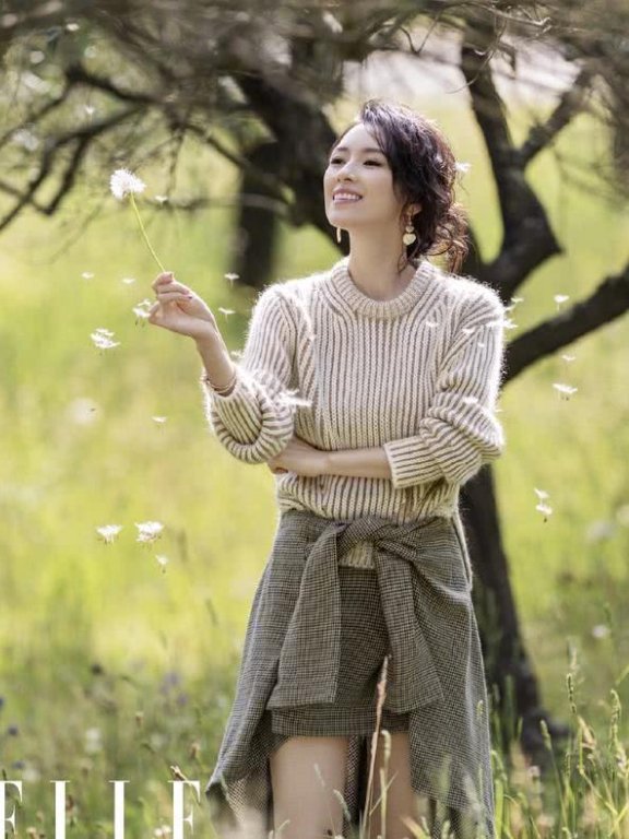 章子怡婚后拍《ELLE》时尚杂志,毛衣配格纹短裙笑的真美