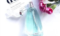 女性香水芬芳馥郁,彰显不流于俗的典雅气质