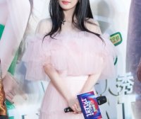 杨幂新发型配粉色轻纱裙现身活动,清纯甜美重回18岁