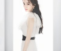 杨幂穿白色连衣裙温柔性感图片