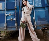 杨幂米色西装塞进高腰阔腿裤中,配卷发霸气十足